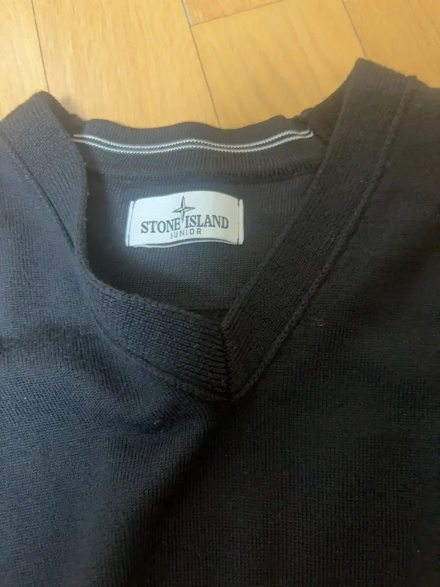 ストーンアイランド ジュニア キッズ ブラック Vネック ニット 14