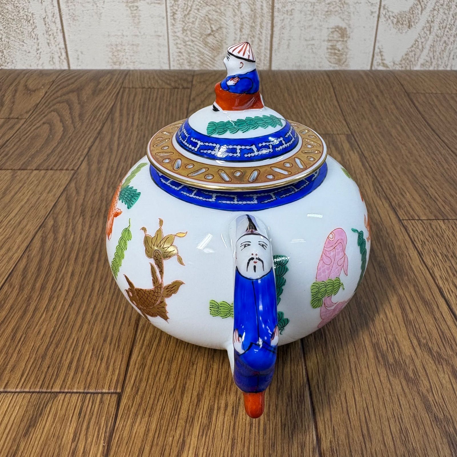 ミニティーポットとラージカップ＆ソーサ