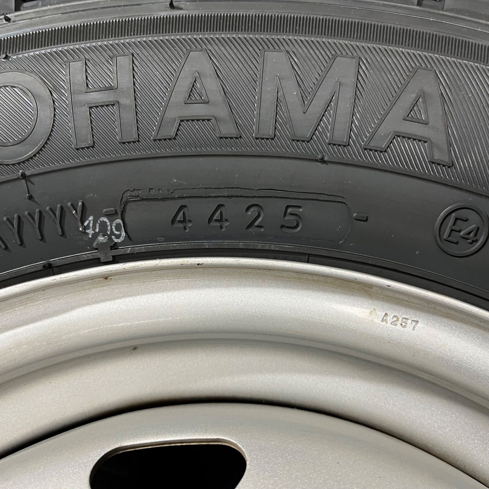 25年製 タイヤ 145 80 R 12 78 N LT ヨコハマ SY 01 ウェッズ キャロウィン キャリィ エブリィ ミニキャブ スタッドレスタイヤ 冬タイヤ 1235 グリーン車 リチウムバッテリー