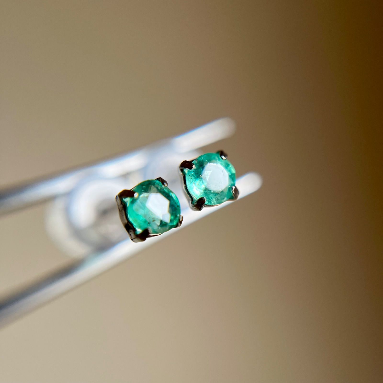 Pt900コロンビア産 天然石エメラルド ラウンド プラチナ ピアス地金