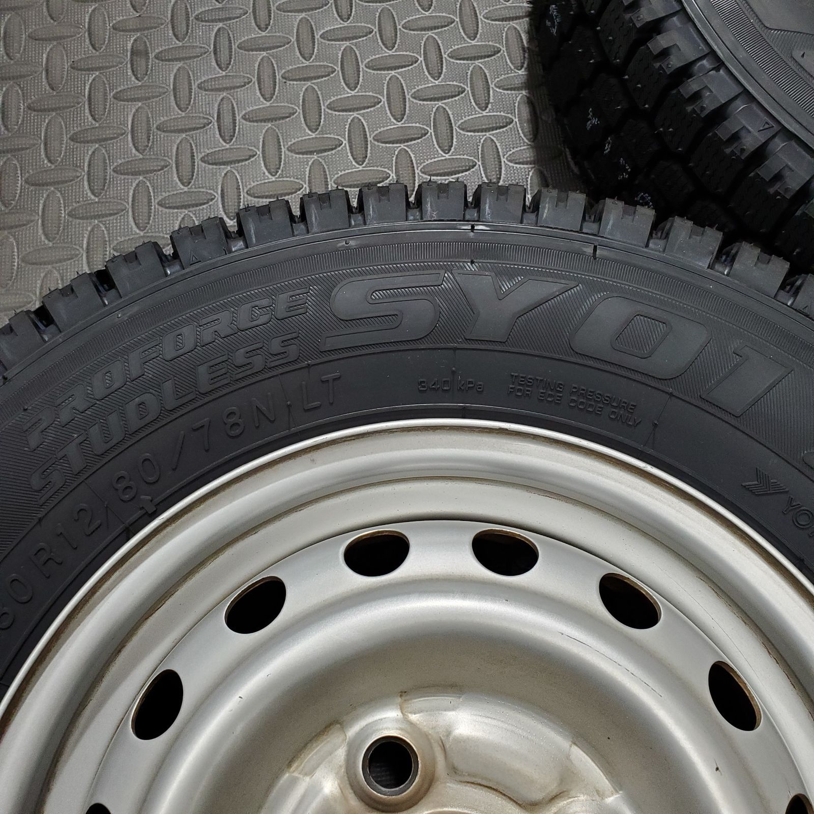 スタッドレスタイヤ