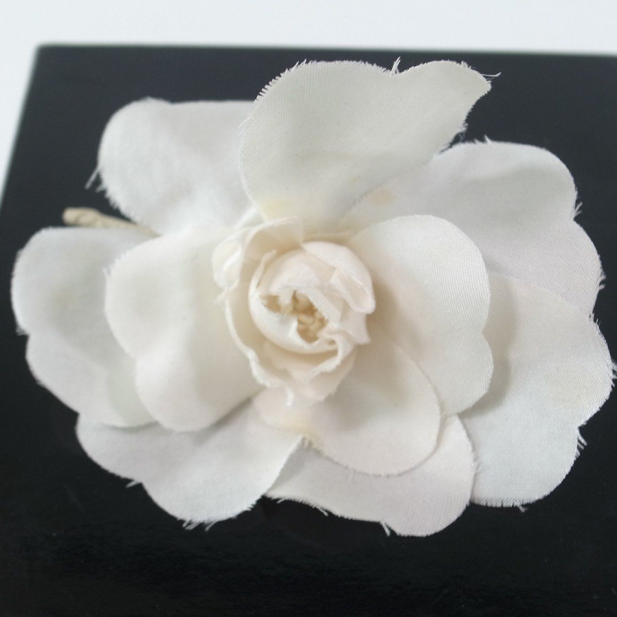 CHANEL シャネル コサージュ ブローチ 箱付 - メルカリ