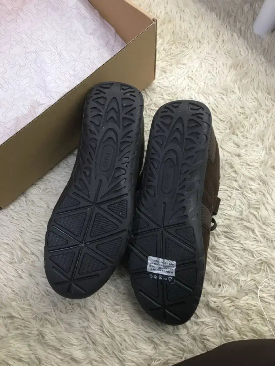 OTZ ロマリ スウェード レースアップ スニーカー ブラウン