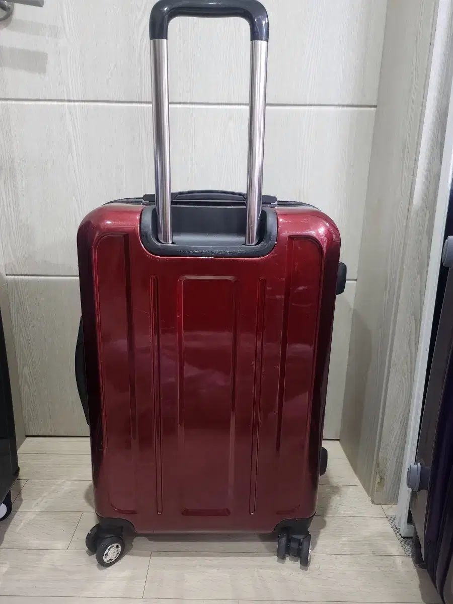 24インチ レッド 旅行用キャリー ショートパンツ 仕事着