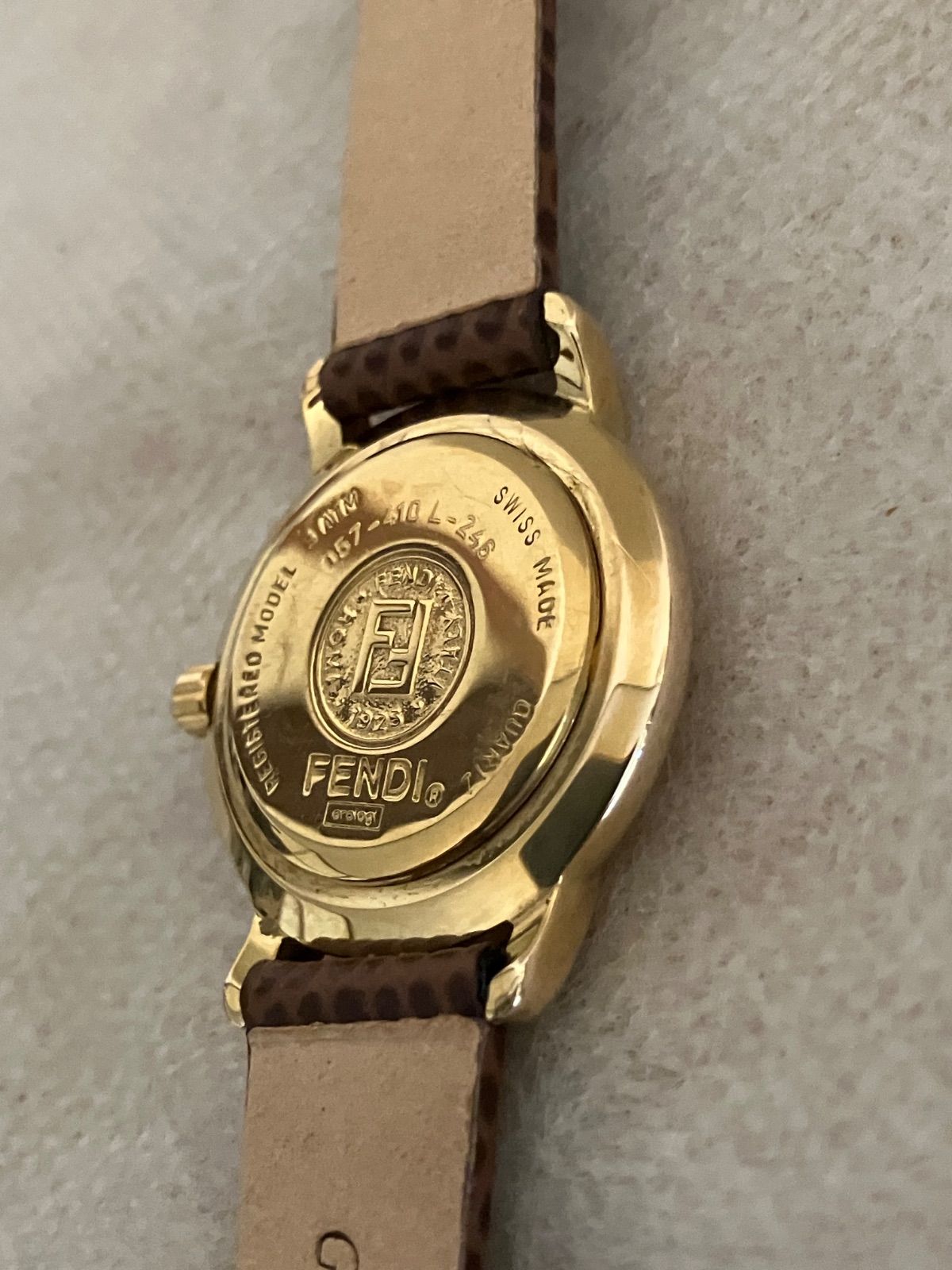 稼働☆FENDI ゴールド レディースQZ腕時計 電池、革ベルト新品 - メルカリ