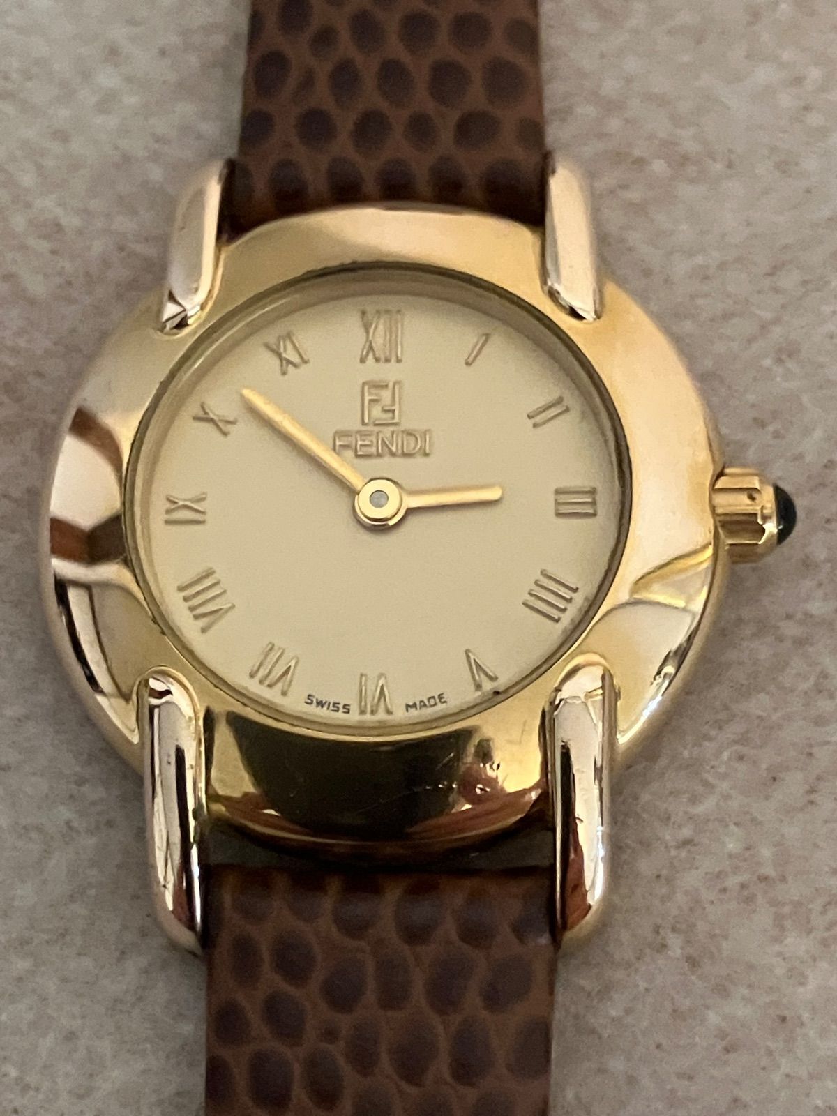 稼働☆FENDI ゴールド レディースQZ腕時計 電池、革ベルト新品 - メルカリ