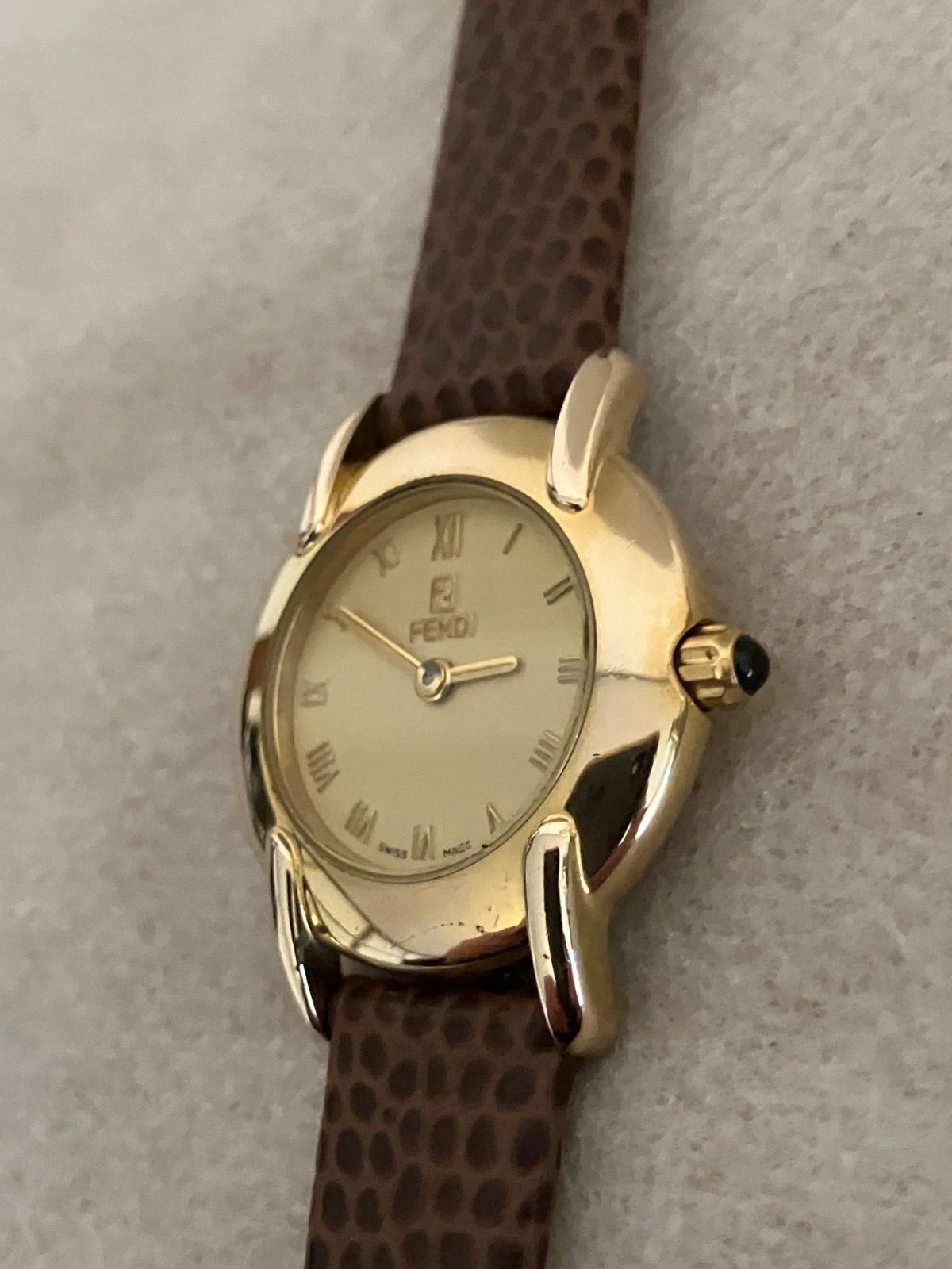 稼働☆FENDI ゴールド レディースQZ腕時計 電池、革ベルト新品 - メルカリ