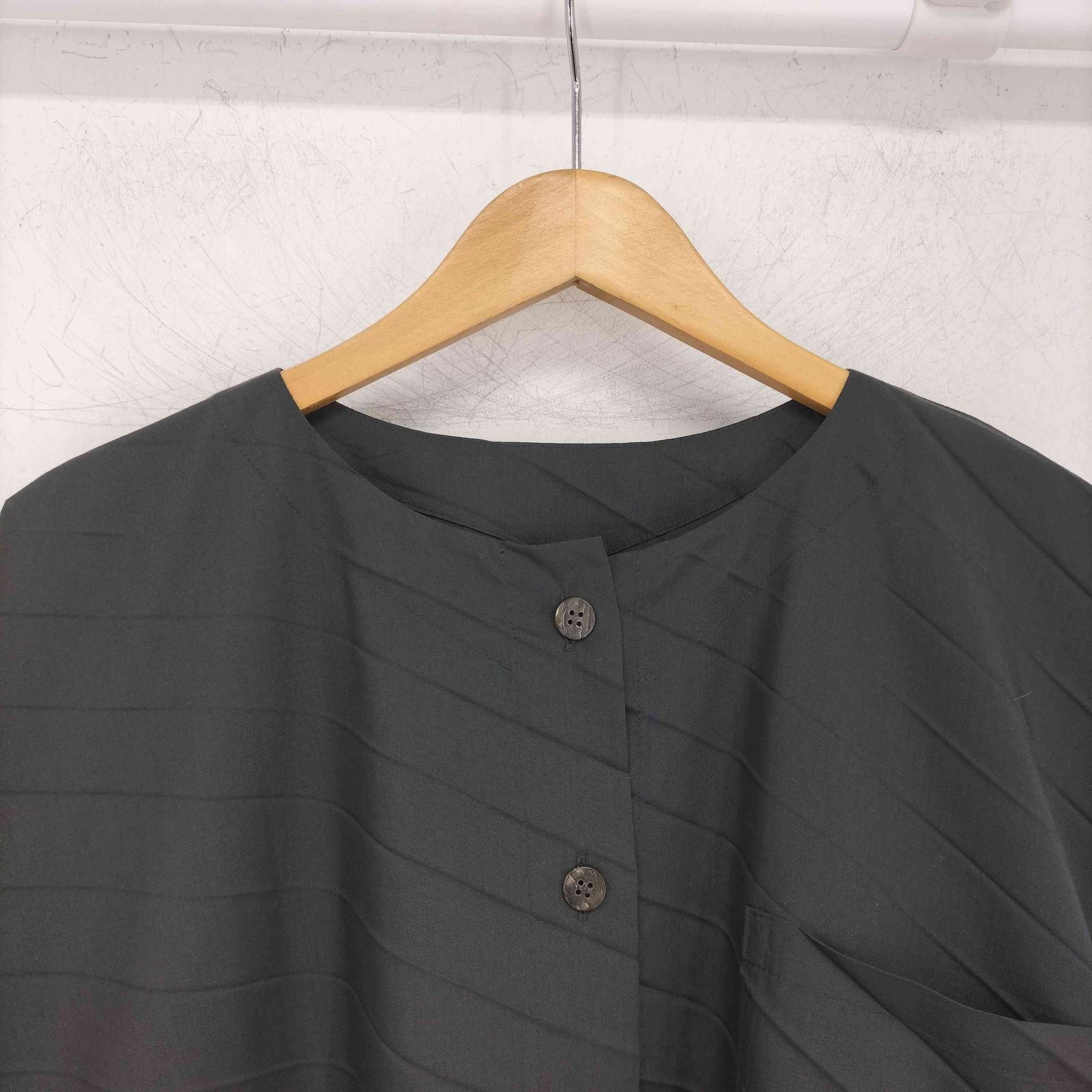 ミー イッセイミヤケ me ISSEY MIYAKE プリーツ加工 ノーカラーシャツ