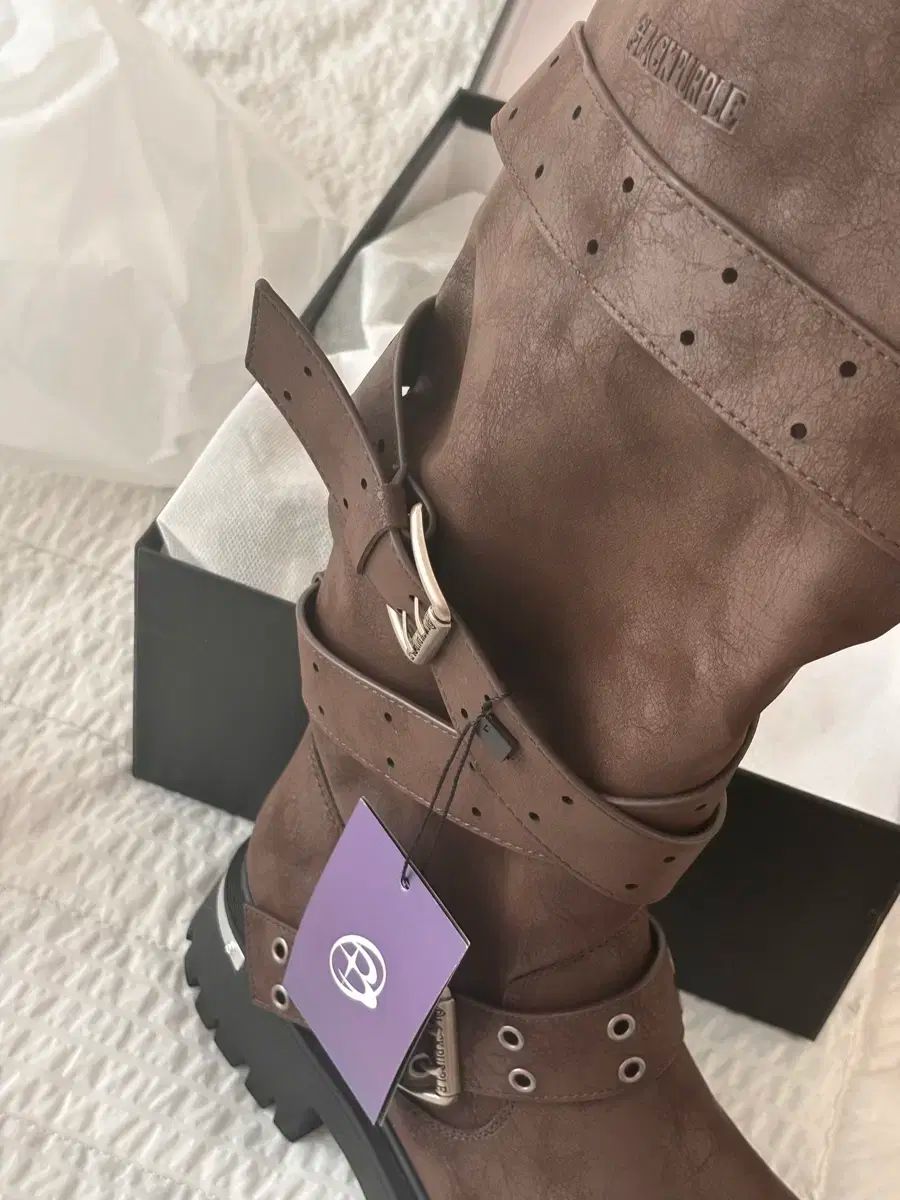 ブラックファーパープル ラスク ストラップ スラウチブーツ ブラウン 240 mm