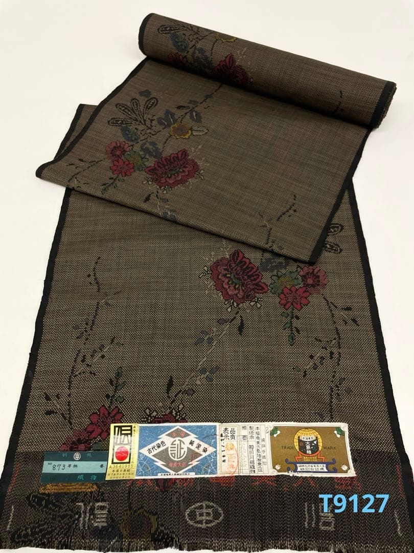 本場奄美大島紬 古代染色 純泥染 通産大臣指定伝統的工芸品正絹 飛び柄 反物 本場奄美大島紬 古代染色純泥染 通産大臣指定伝統的工芸品 正絹 反物