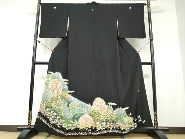 平和屋着物●豪華黒留袖　作家物　草木加賀五彩　遠山群鶴樹林文　正絹　逸品　DAAY5810ud 平和屋着物○豪華黒留袖 作家物 草木加賀五彩 遠山群鶴樹林文 正絹