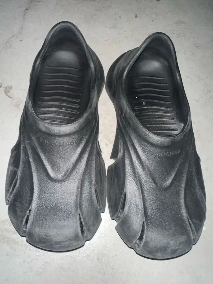 バレンシアガ モールドクローズド ブラック