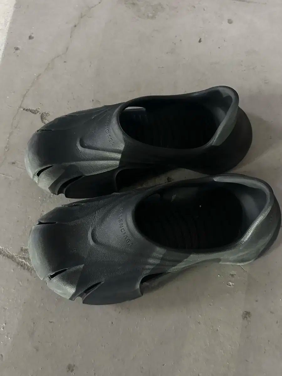 バレンシアガ モールドクローズド ブラック