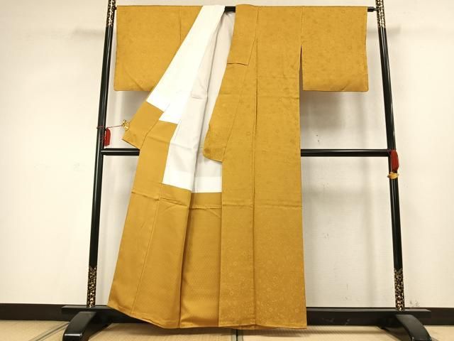 上質な色無地 草花地紋