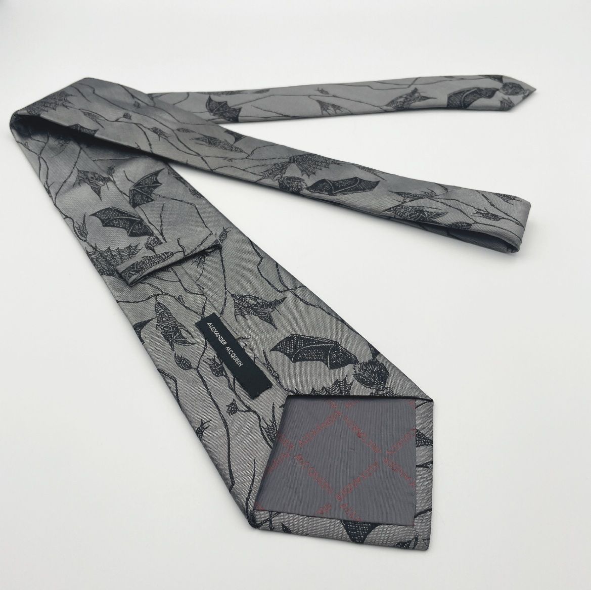 ALEXANDER MCQUEEN エレガントな黒とグレーの細身ネクタイ ✱Alexander McQueen（アレキサンダーマックイーン）✱美品 高級