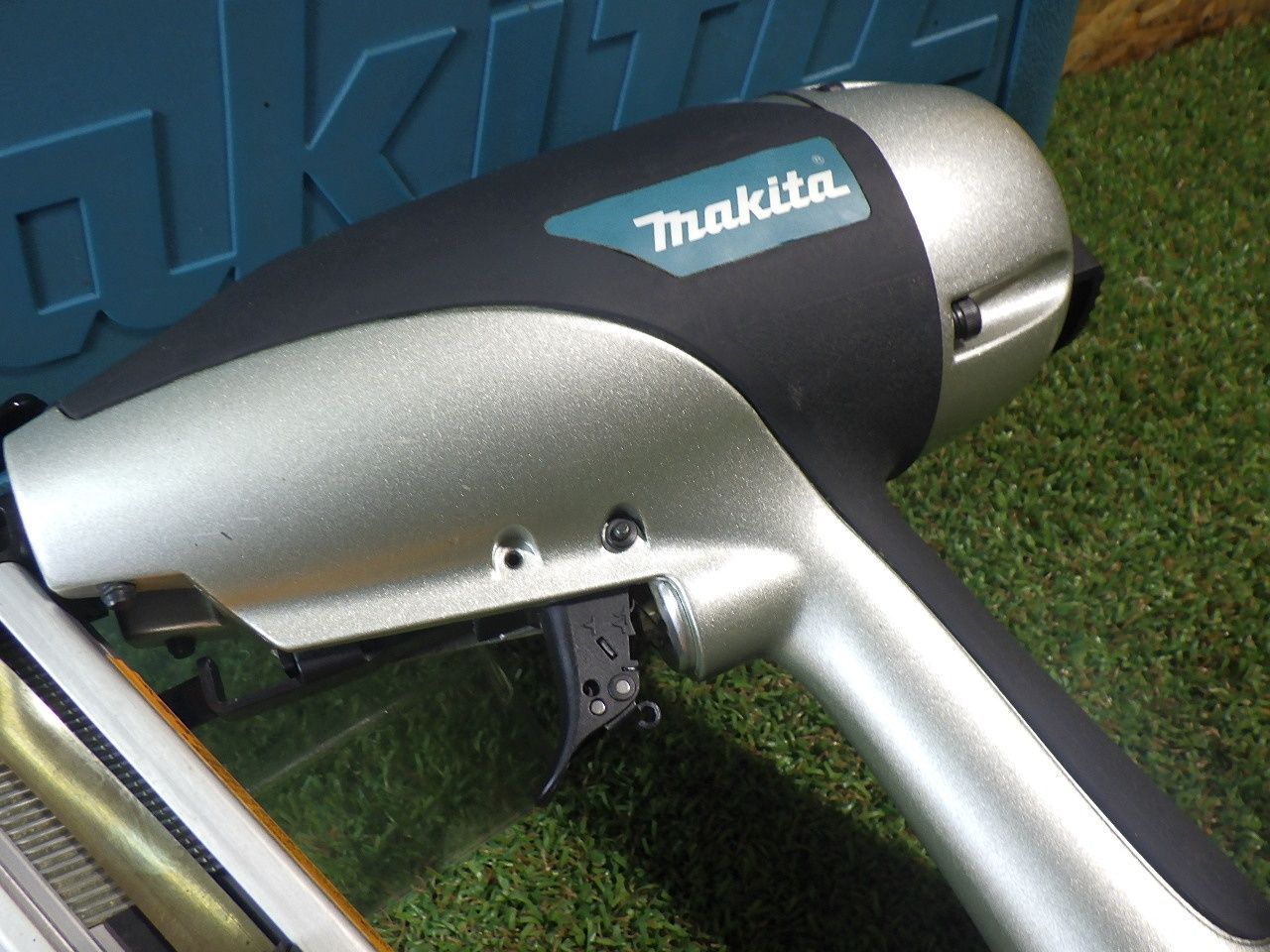 フロア材の釘打ちに