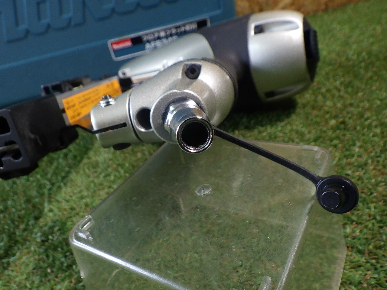 フロア材の釘打ちに マキタ