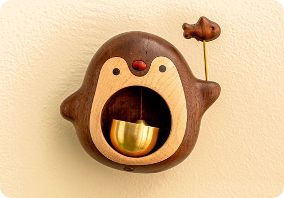 北米の黒胡桃の木のペンギンのドアベル無垢材の高い創造性の外観のレベルはかわいい銅の鈴は戸に入って磁気吸引を掛けます