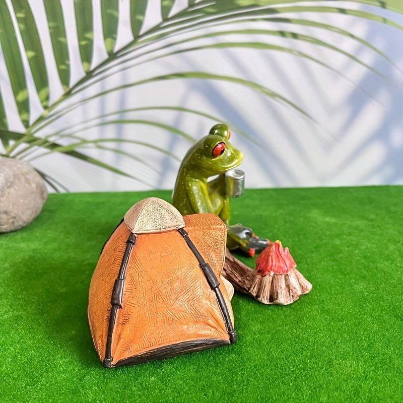  置物 オブジェ ガーデンオーナメント キャンプをしているカエル かえる 屋外 屋内 室内 インテリア 玄関 リビング ダイニング 装飾 庭 ガーデニング 装飾 ガーデン ギフト インテリア用品 贈り物 雑貨 樹脂 ユニーク 個性的 ネックレススタンド 置物 インテリア小物