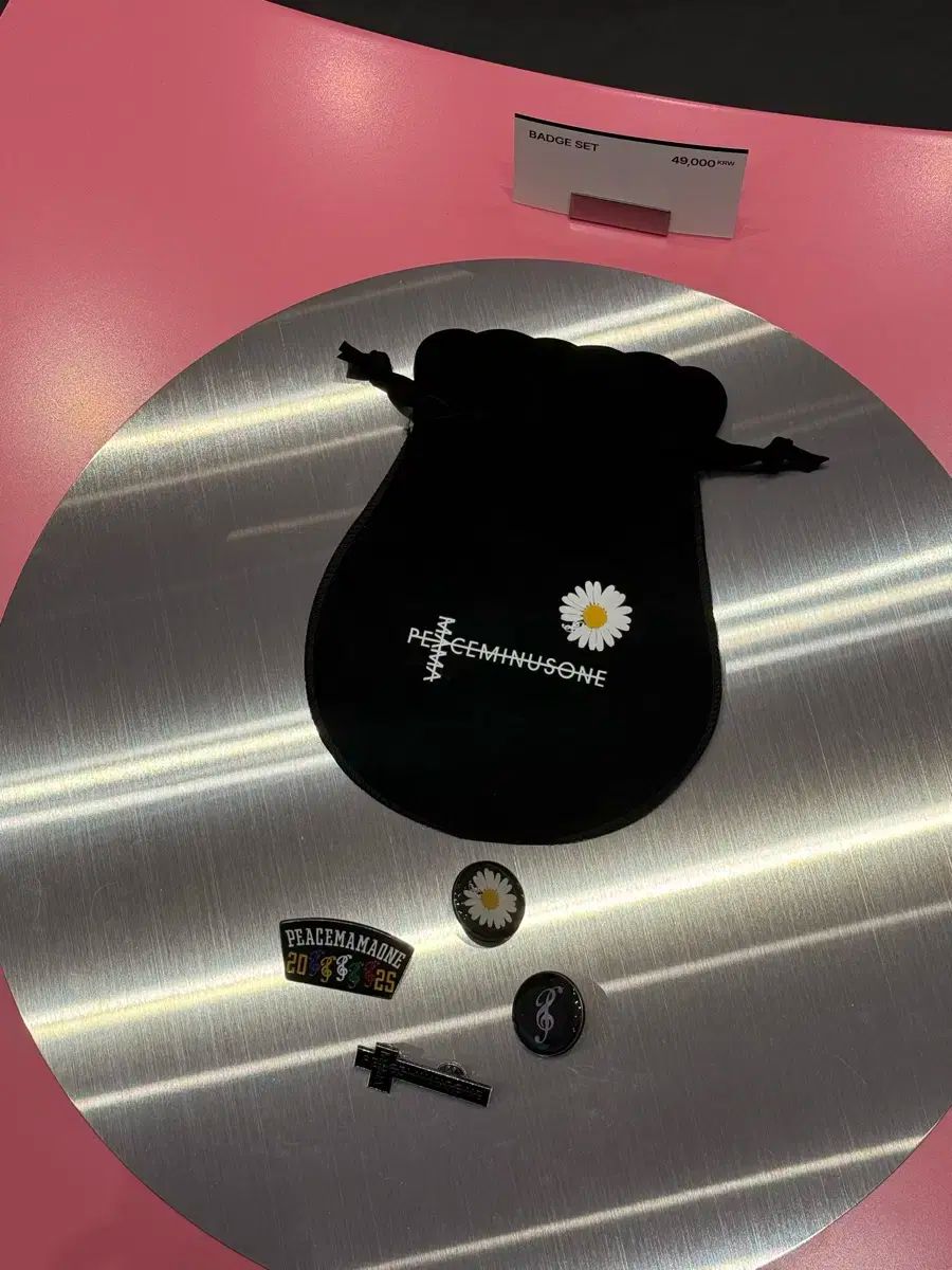 PEACEMINUSONE 2025 MAMA 韓国限定 ジヨン バッジ セット peaceminusone MAMA 2025 バッジ セット GDRAGON - メルカリ