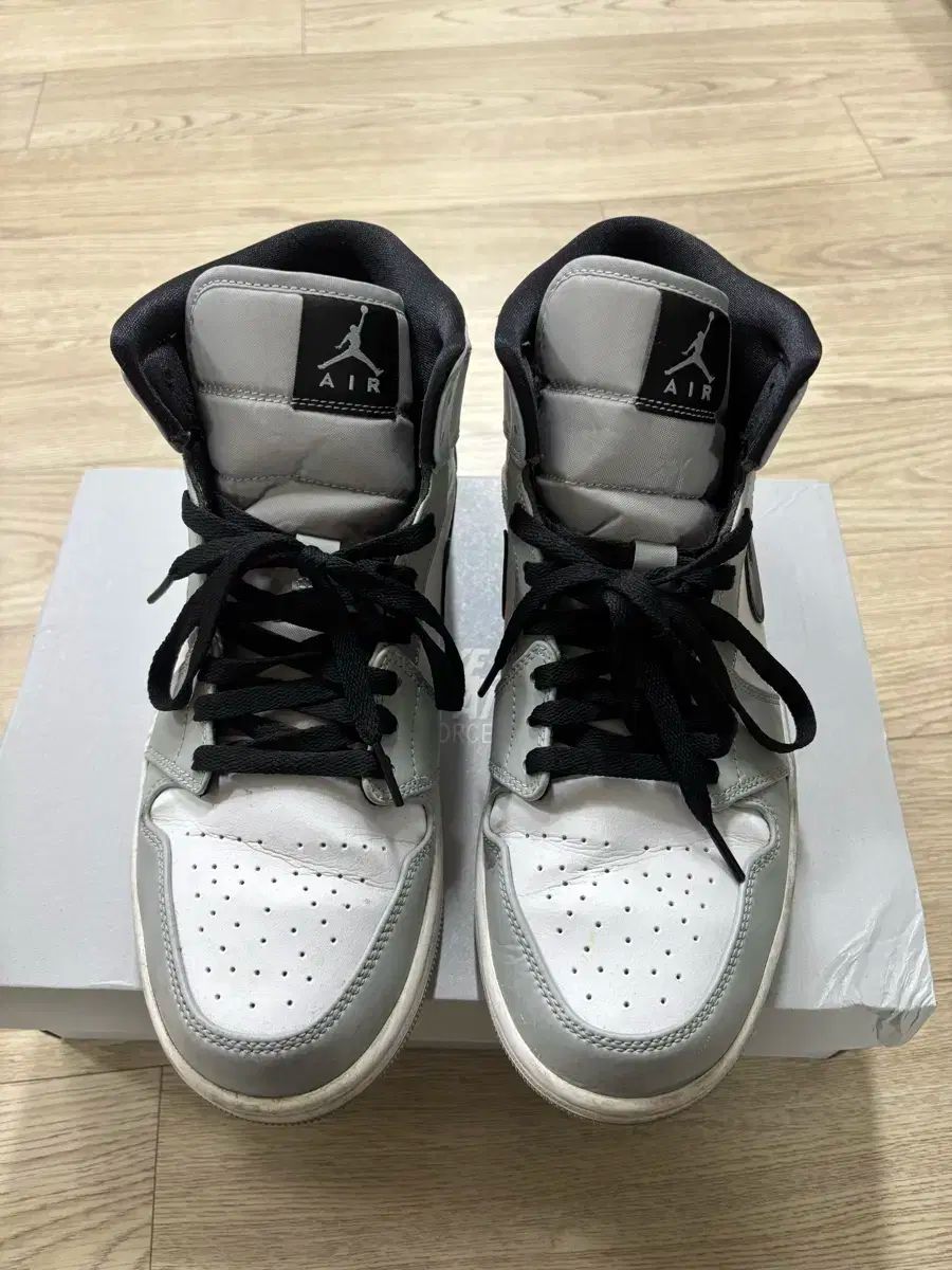 ナイキ エア ジョーダン 1 ミッド グレー 白