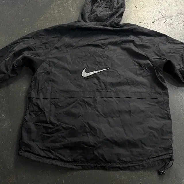 105 NIKE オールドスクール スウッシュ ウィンドブレーカー - メルカリ