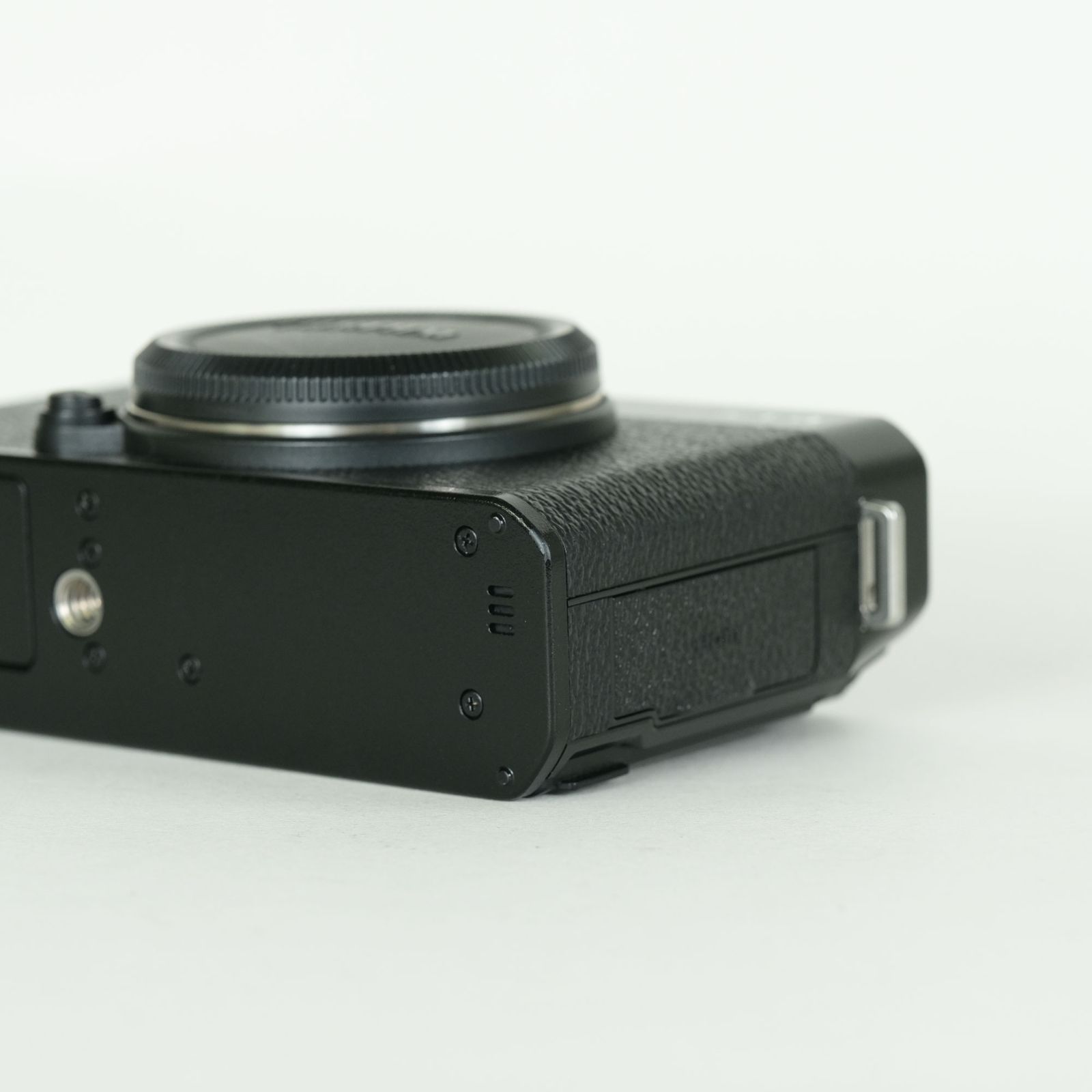 美品 | シャッター数2,050回｜サムレスト付] FUJIFILM X-E4 [ボディ