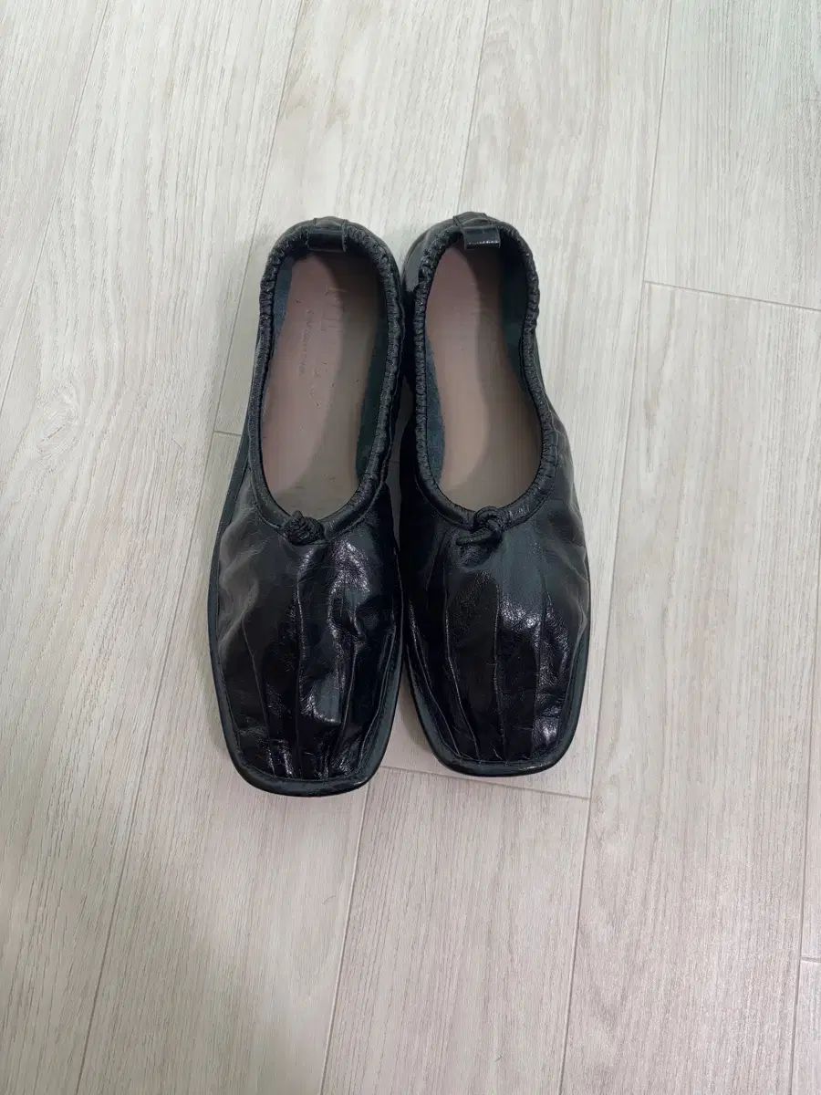 ヘレウ ブラック フラット