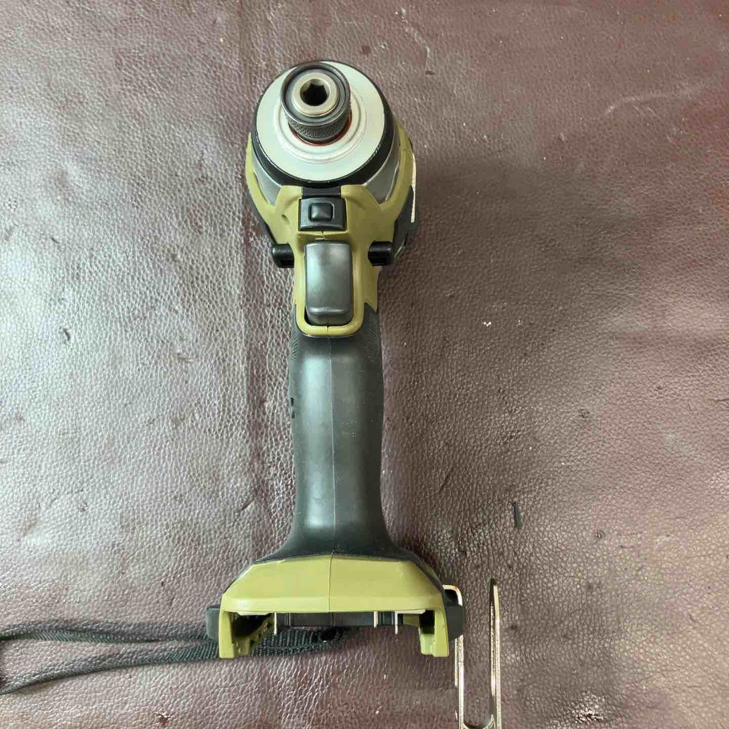 コードレスインパクトドライバー