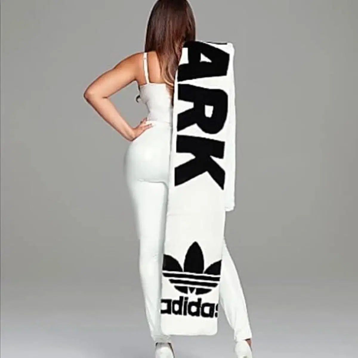 公式 アディダス x アイビーパーク リーミテッド 人造ファー スカーフ