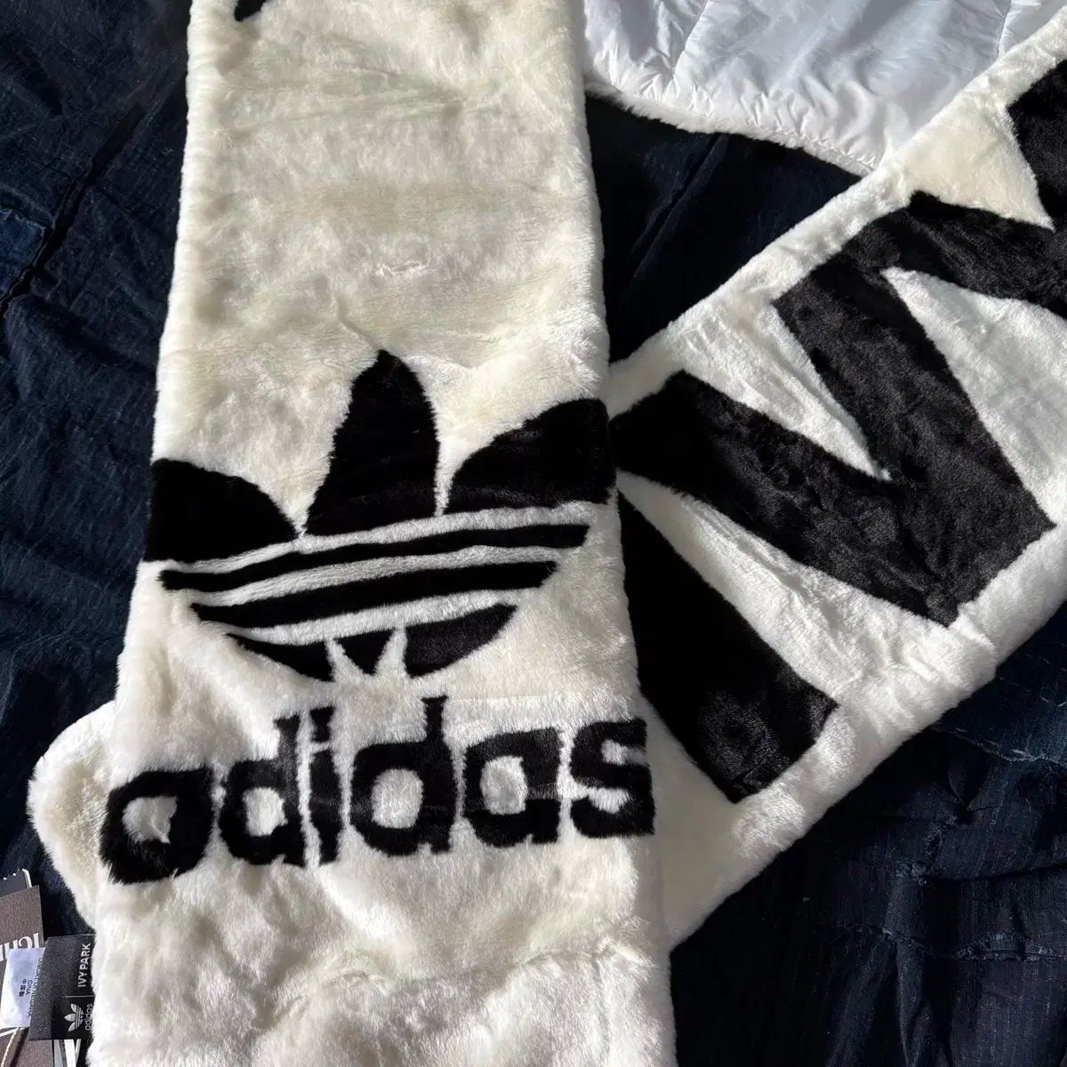 公式 アディダス x アイビーパーク リーミテッド 人造ファー スカーフ
