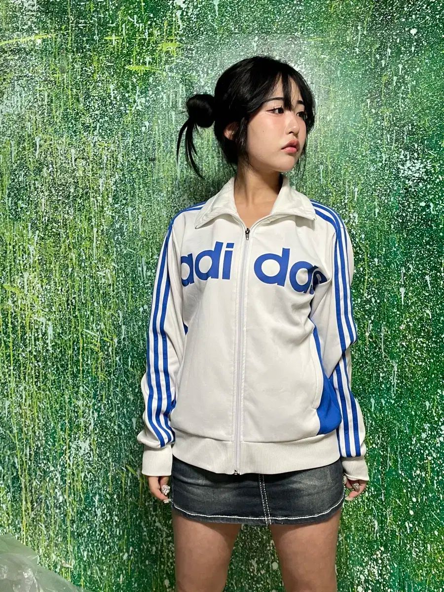 アディダス 必須アイテム 文字ロゴ 白 ブルー ジャージ 95
