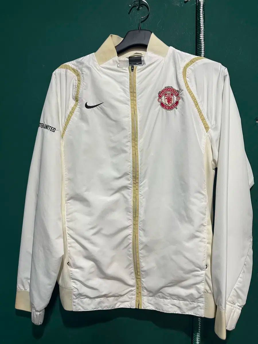 ナイキ マンチェスター・ユナイテッドFC 白 ウィンドブレーカー