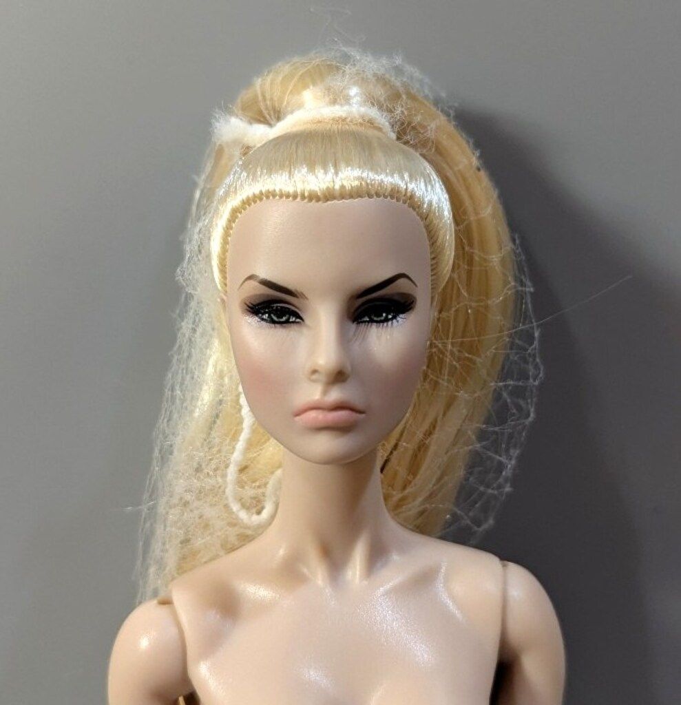 Integrity Toys Fashion Royalty Agnes Von Weiss and Giselle Diefendorf Sister Moguls