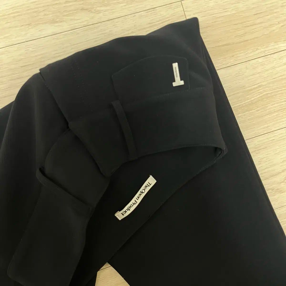  ザオープンプロダクト ロゴ フラップ スラックス ブラック スラックス パンツ