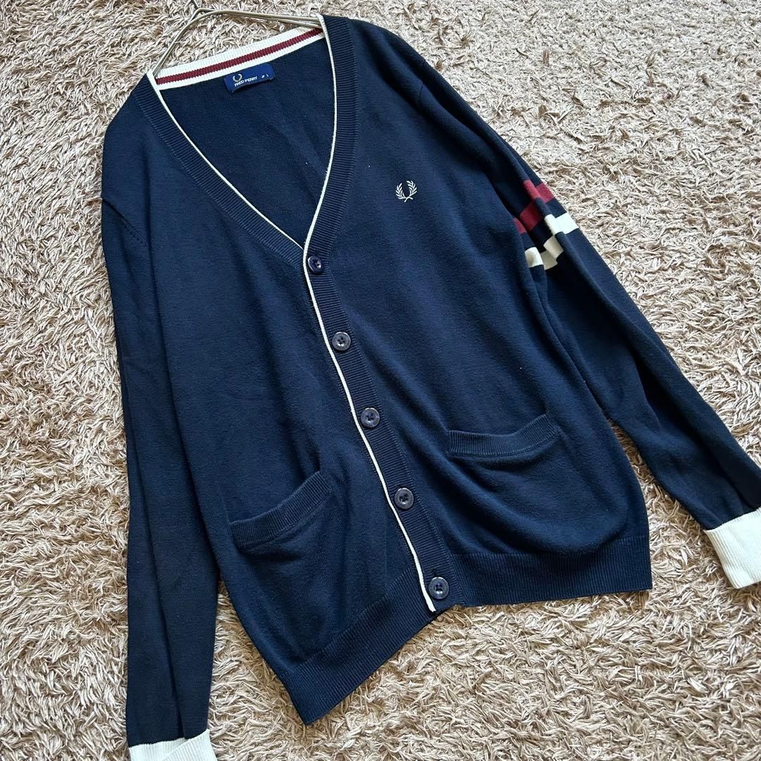 FRED PERRY ラインデザイン Vネックカーディガン L ネイビー 刺繍ロゴ