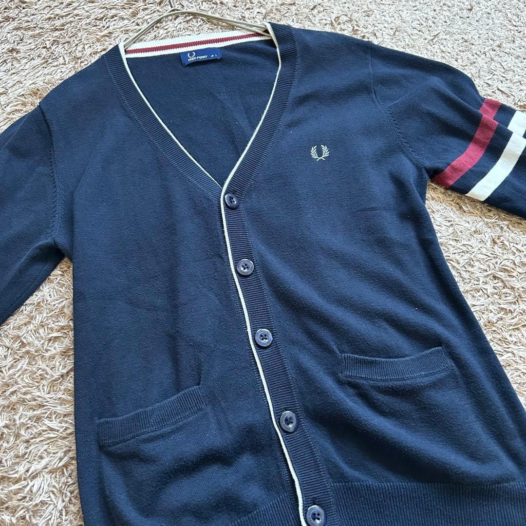 FRED PERRY ラインデザイン Vネックカーディガン L ネイビー 刺繍ロゴ