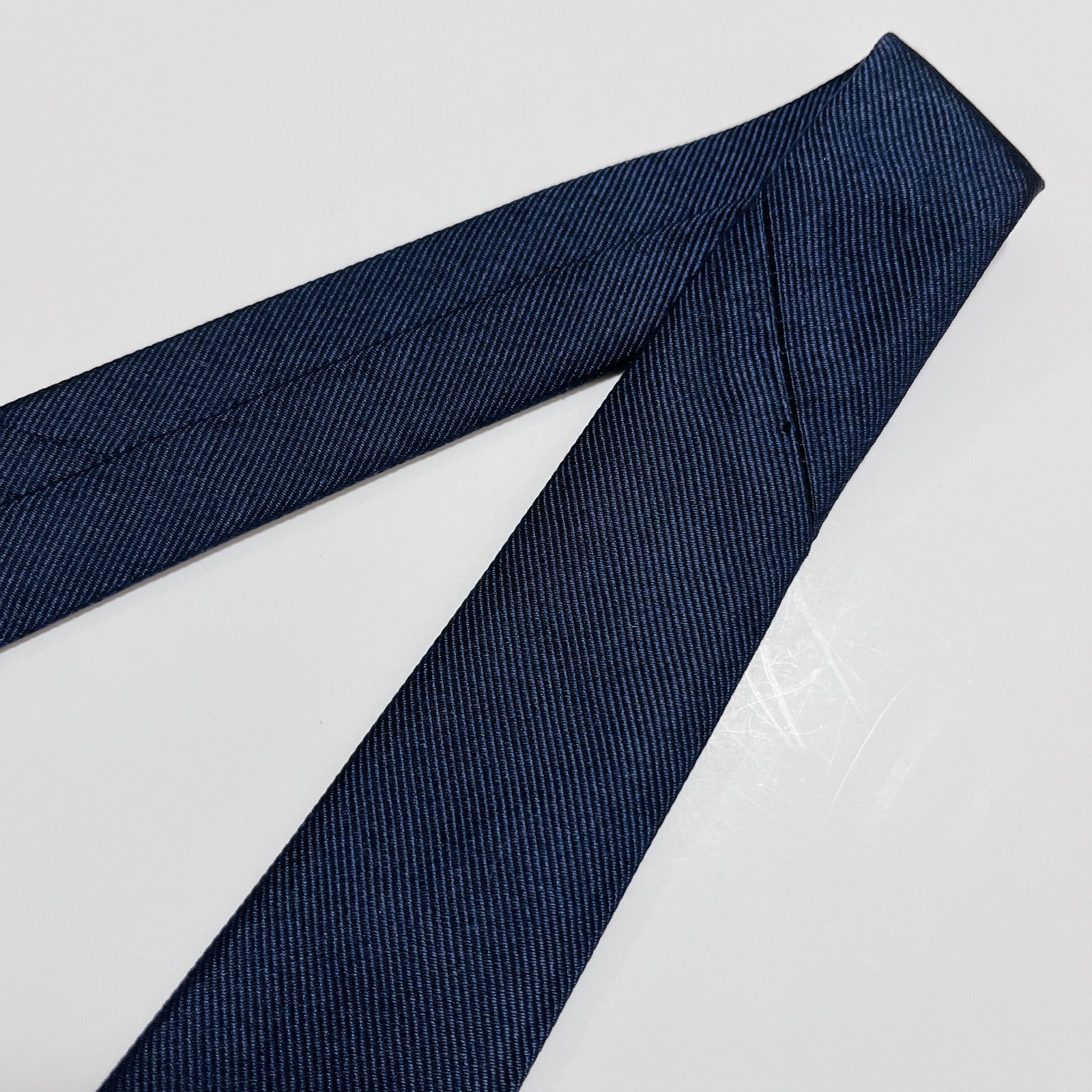 美品 ビームスエフ ネクタイ ハイブランド ソリッドタイ 無地 光沢 希少 紺色 美品 ビームスエフ ネクタイ ハイブランド ソリッドタイ 無地 光沢