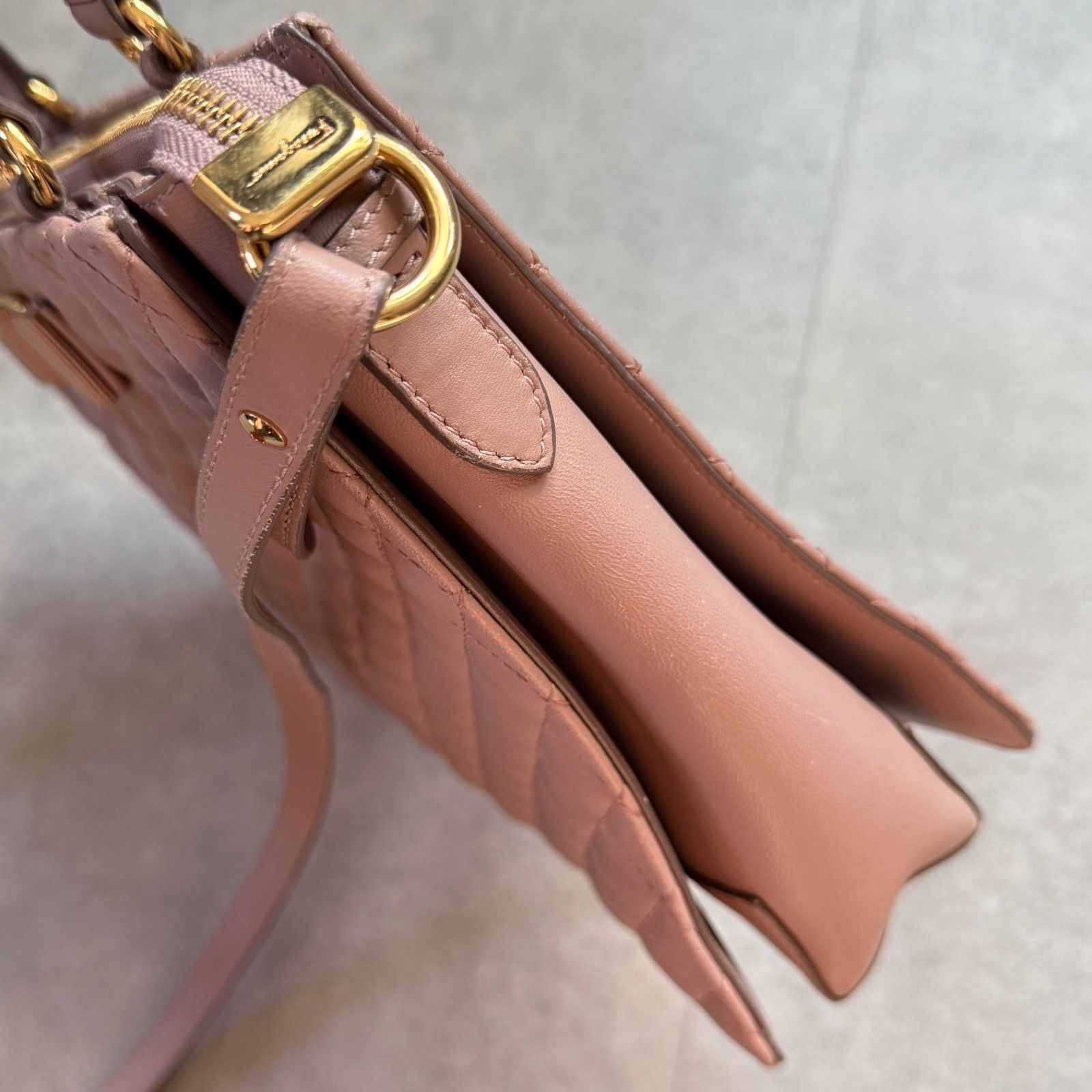 SalvatoreFerragamo サルヴァトーレフェラガモ トレーシー