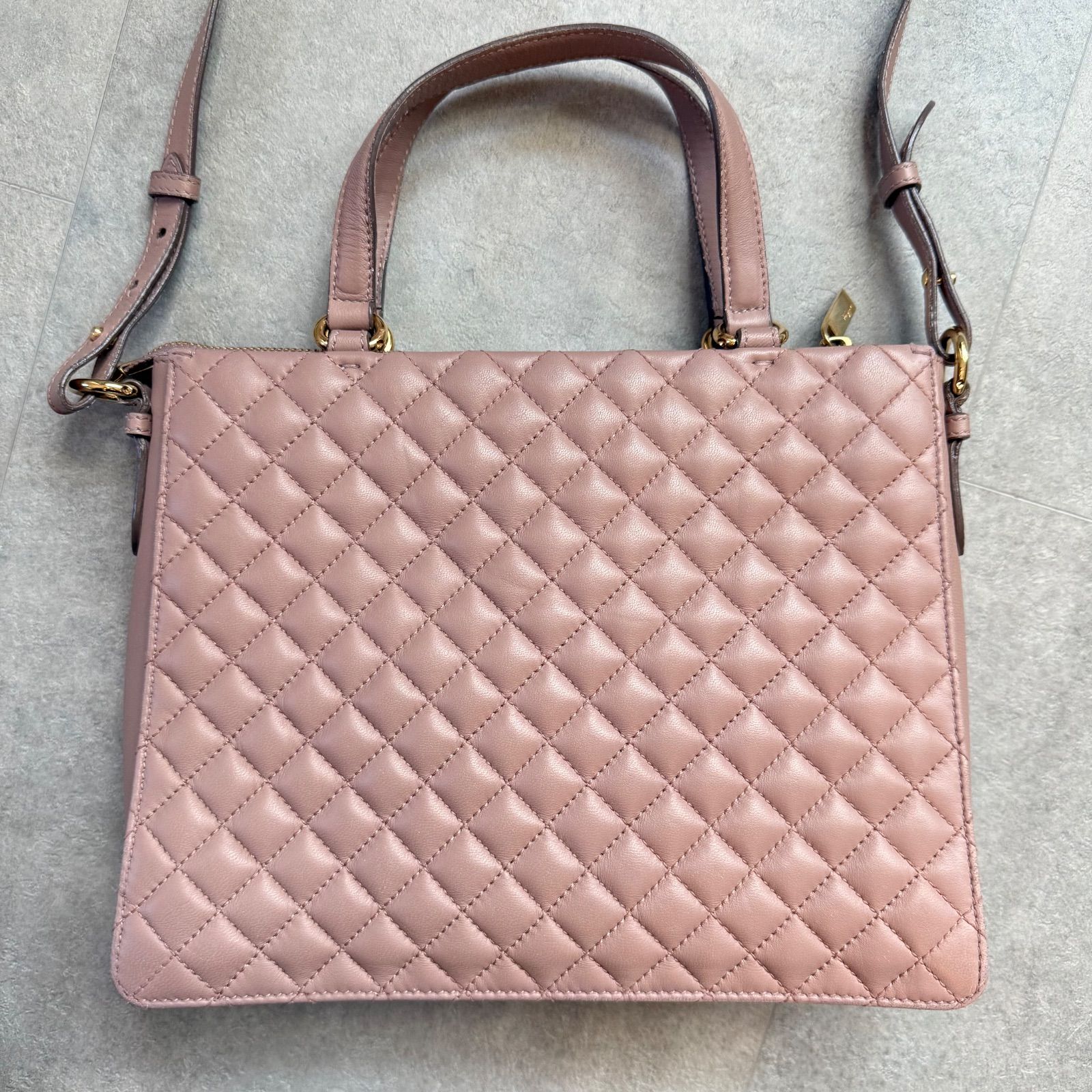 SalvatoreFerragamo サルヴァトーレフェラガモ トレーシー ヴァラ 