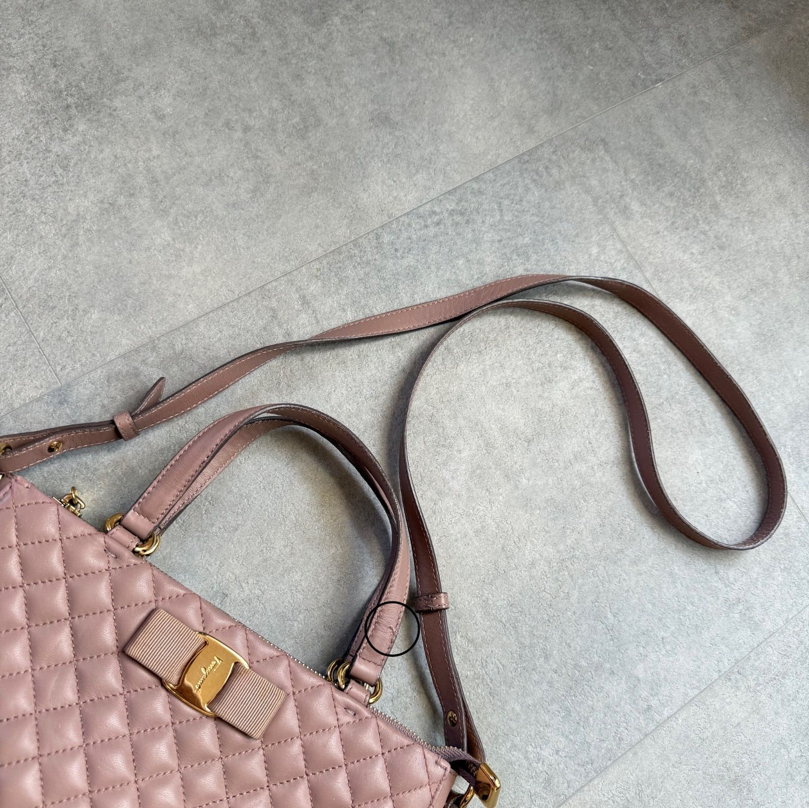 SalvatoreFerragamo サルヴァトーレフェラガモ トレーシー ヴァラ 