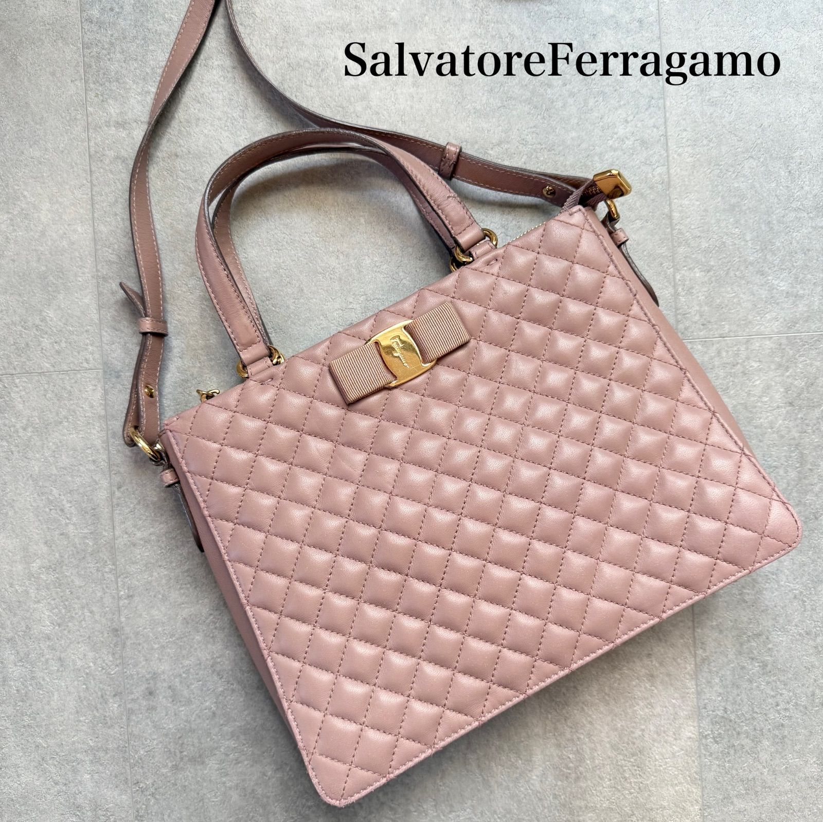 SalvatoreFerragamo サルヴァトーレフェラガモ トレーシー ヴァラ 