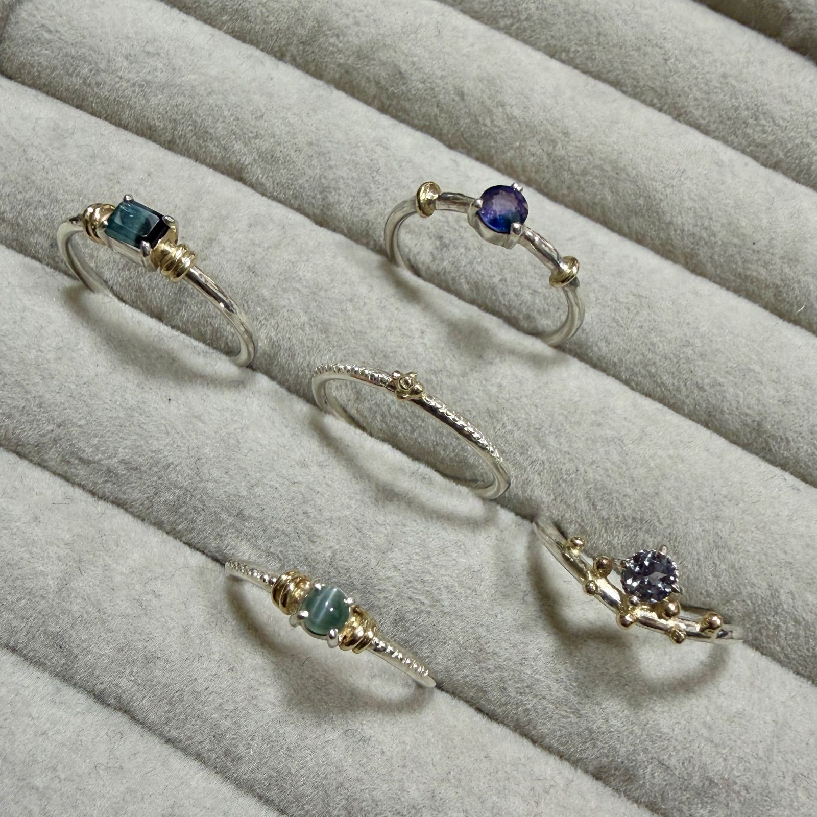 アレキサンドライトキャッツアイのK10YG小ワッカWミル打ちシルバー