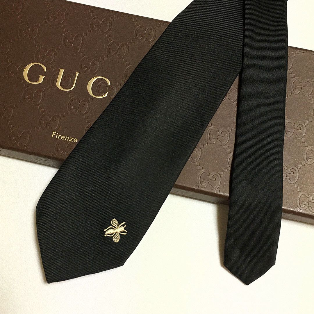 未使用級 グッチ GUCCI ネクタイ シルク100% ブラック 無地 刺繍 ハチ