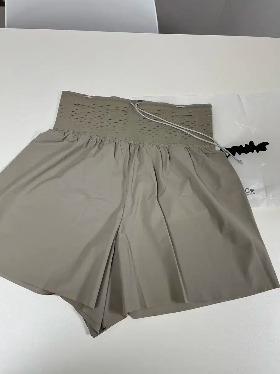 gnuhr plaza taupe ショートパンツ 5 6 サイズ