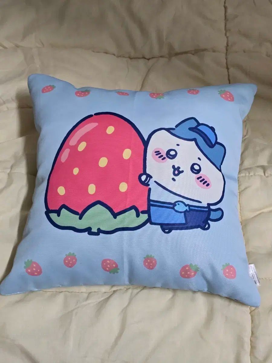 EDIYA ちいかわ コラボ ハチワレ(分け目)クッション - メルカリ