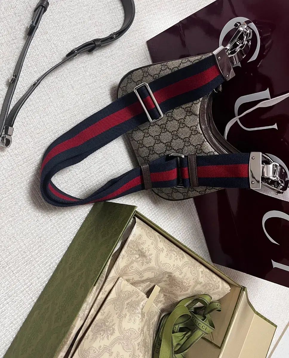 グッチ アタッシュ ショルダー クロス セリーヌ Louis Vuitton