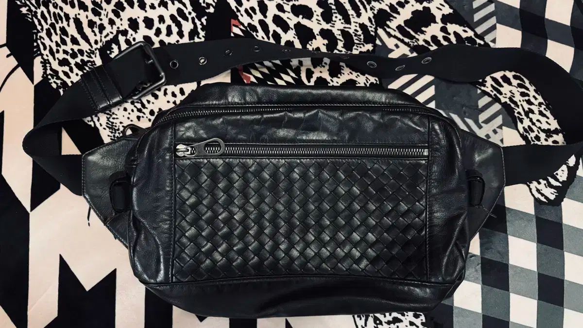 ボッテガ ヴェネタ ウィービング ウェストバッグ ベルトバッグ ブラック L