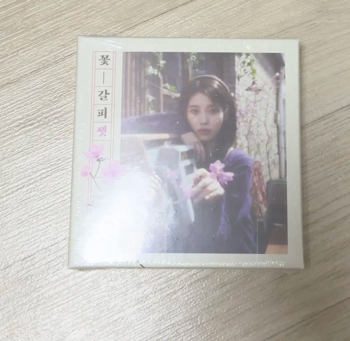 IU 花しおり アルバム 未開封 - メルカリ