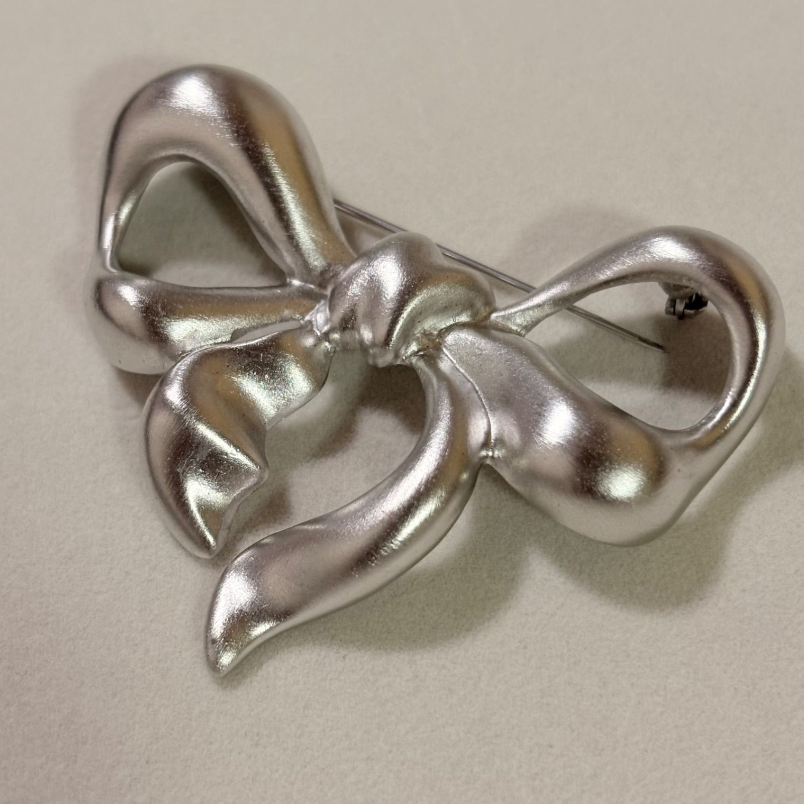 Givenchy ブローチ - メルカリ